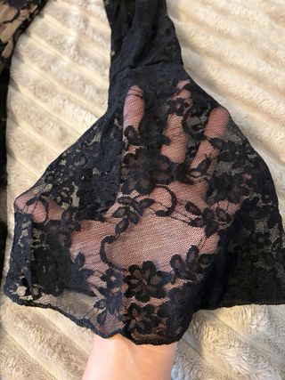 Vestido negro encaje corset manga campana