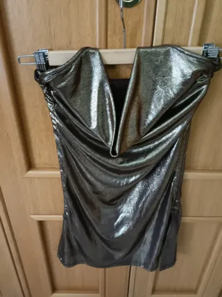 Top brillante dorado y negro