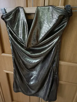 Top brillante dorado y negro