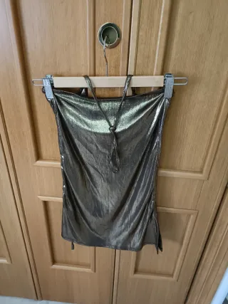 Top brillante dorado y negro