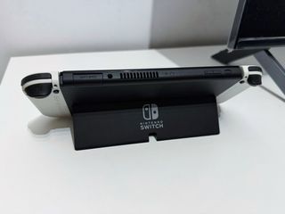 Nintendo Switch OLED Blanca + Grip skull go
