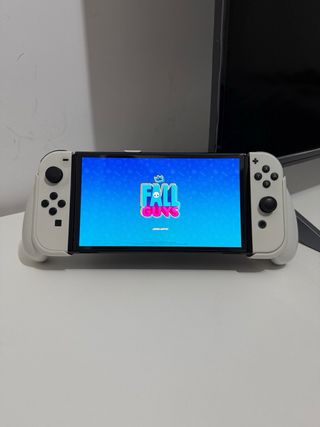 Nintendo Switch OLED Blanca + Grip skull go