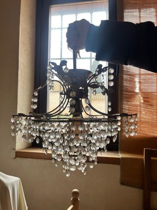 Lámpara de araña de cristal de roca.