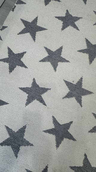 Alfombra estrellas gris y blanco