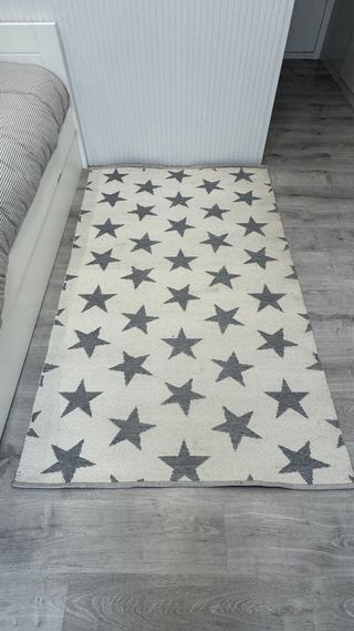 Alfombra estrellas gris y blanco