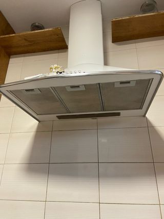 Campana extractora cocina blanca