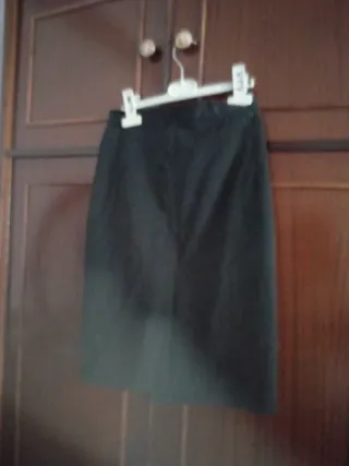 Falda negra corte recto