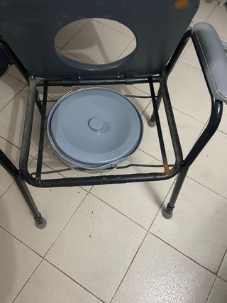 Silla inodoro gris y negra esta en Tarragona