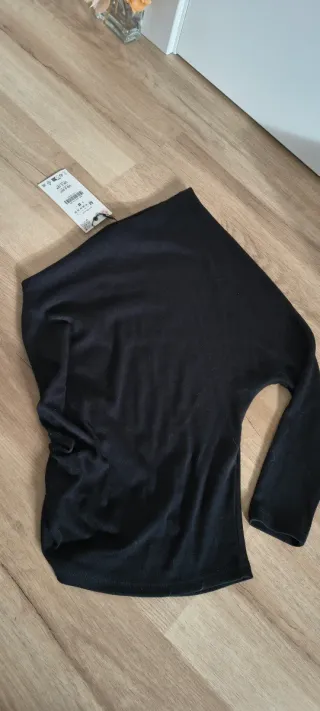 Top Zara talla M asimétrico y con un lateral drape