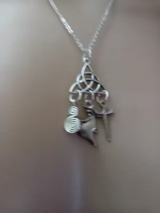 Collana con ciondoli celtici e spada