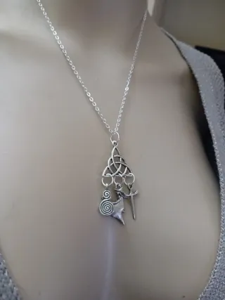Collana con ciondoli celtici e spada
