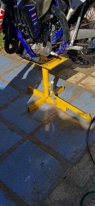 Caballete moto amarillo