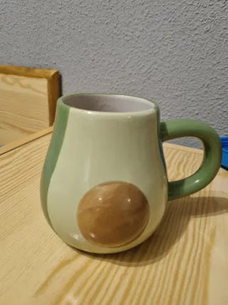 Taza de cerámica con forma de aguacate