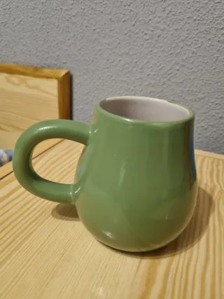 Taza de cerámica con forma de aguacate