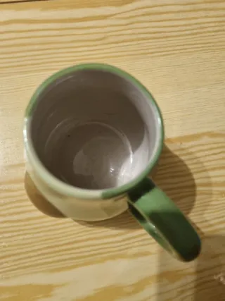 Taza de cerámica con forma de aguacate