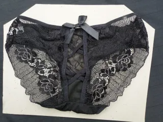 Tanga encaje floral con perlas