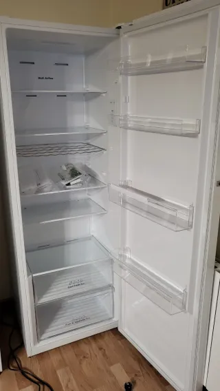 1 Frigorífico y 1 Congelador marca BECKEN