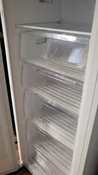 1 Frigorífico y 1 Congelador marca BECKEN