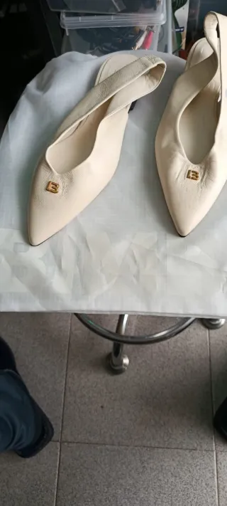 Sandalias destalonadas beige y doradas