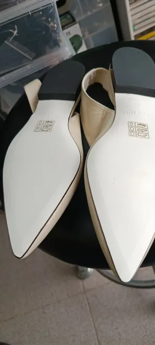 Sandalias destalonadas beige y doradas