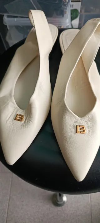 Sandalias destalonadas beige y doradas