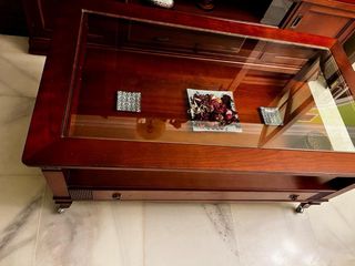 Mueble de salón madera oscura.