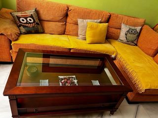 Mueble de salón madera oscura.