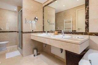 Casa adosada en alquiler en Nueva Andalucía centro en Marbella