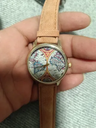 Reloj beige con esfera de mapa