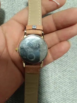 Reloj beige con esfera de mapa