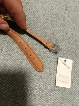 Reloj beige con esfera de mapa