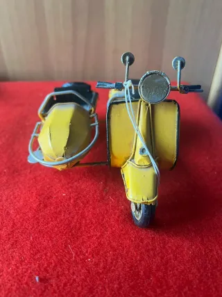 Vespa Gialla con Sidecar
