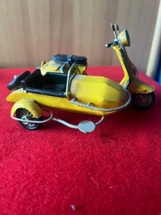 Vespa Gialla con Sidecar