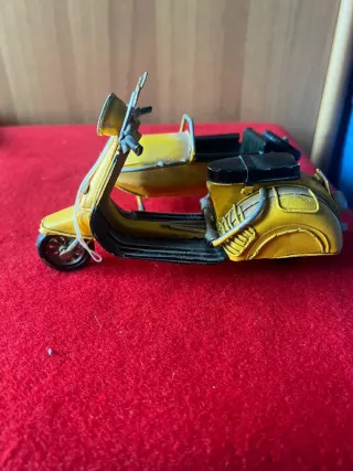 Vespa Gialla con Sidecar