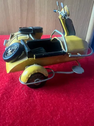 Vespa Gialla con Sidecar