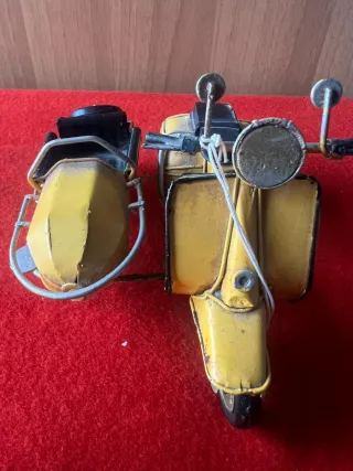 Vespa Gialla con Sidecar
