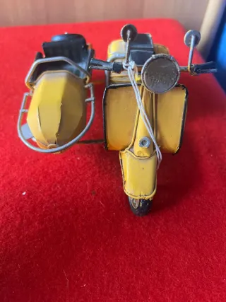 Vespa Gialla con Sidecar