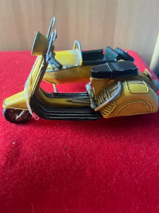 Vespa Gialla con Sidecar