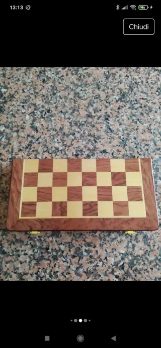 Gioco degli scacchi con scacchiera richiudibile