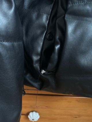 Chaqueta efecto piel negra acolchada