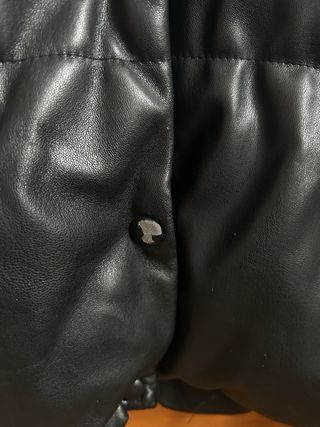 Chaqueta efecto piel negra acolchada