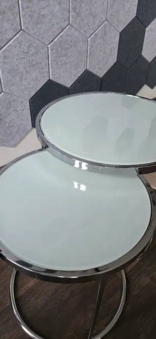 Tavoli ausiliari impilabili in vetro e cromo