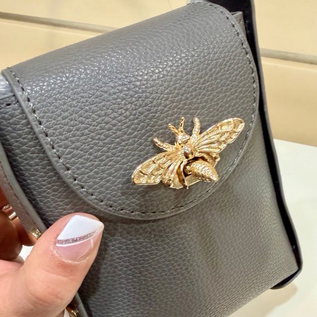 Bolso mini Nuevo!! con diseño de abeja dorada!