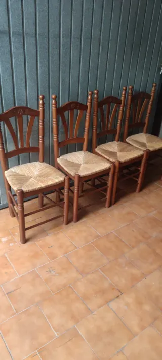 Conjunto de 4 sillas de madera y anea