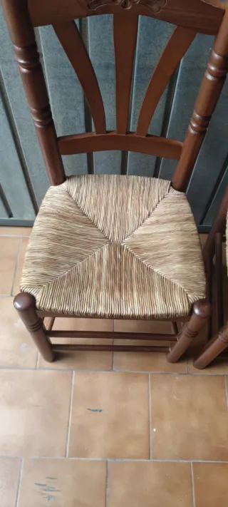 Conjunto de 4 sillas de madera y anea