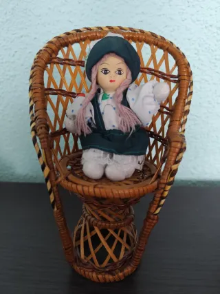 Muñecas con sillón de mimbre