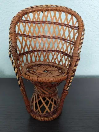 Muñecas con sillón de mimbre