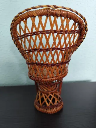 Muñecas con sillón de mimbre