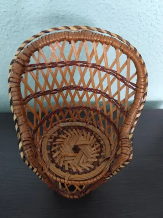 Muñecas con sillón de mimbre