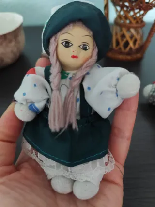 Muñecas con sillón de mimbre